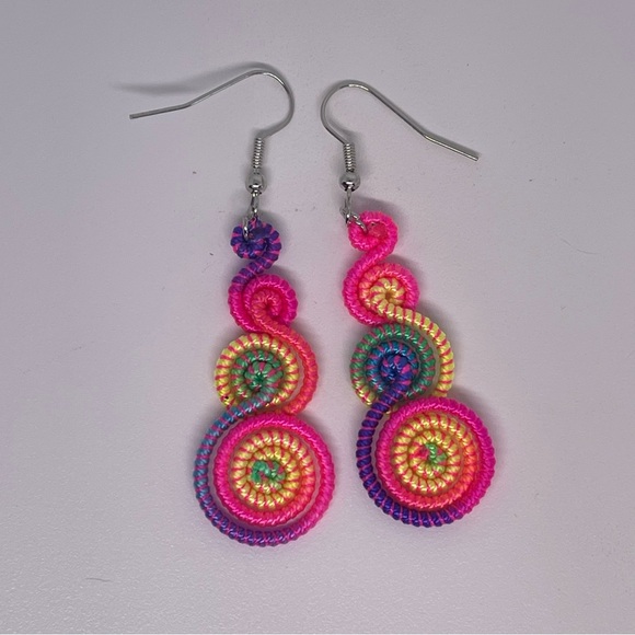 Multicolor retro spiral swirl drop earrings - Picture 10 of 12